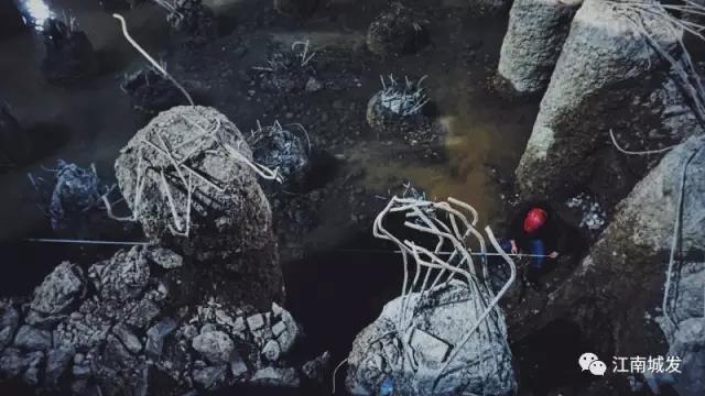 為了第二天清早不影響泥工砌筑磚胎模，夜間進(jìn)行電梯井放線(xiàn)作業(yè)