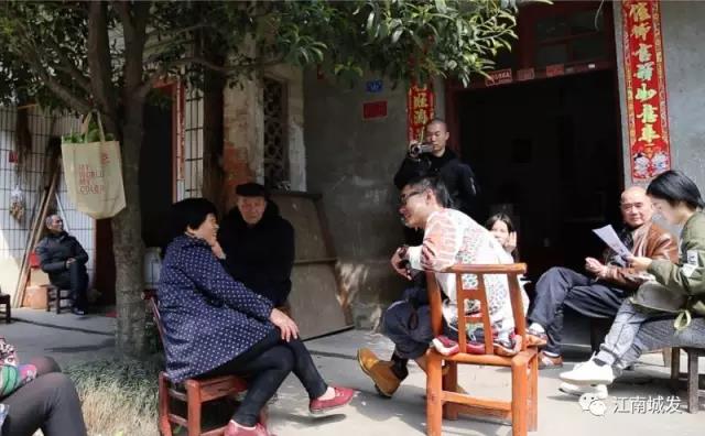 △ 趙明——“這次創(chuàng)作強(qiáng)調(diào)在地性、紀(jì)念性與參與性。我們針對(duì)問卷，以外來人的身份，來介入、想象生活在此地的居民，他們發(fā)生的故事和曾經(jīng)的生活狀態(tài)?！? data-=