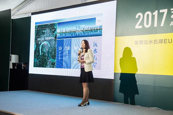 常德市江南城市發(fā)展有限公司董事副總經(jīng)理谷穗則為現(xiàn)場(chǎng)觀眾介紹了這個(gè)投資超過(guò)200億元、面積300萬(wàn)平方、持續(xù)建設(shè)8到10年的沅水右岸如何建構(gòu)城市·人·生活三者之間的關(guān)系
